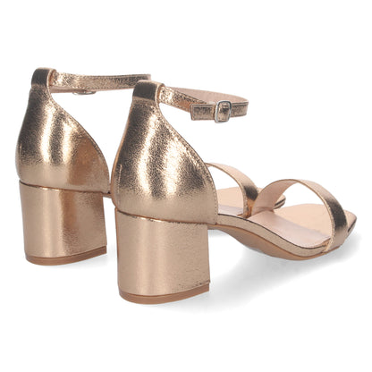 Cyrena Champagne Strap – Sandalia Champán Ankle Strap de Tacón Cómodo con Pala Fina y Hebilla para Mujer
