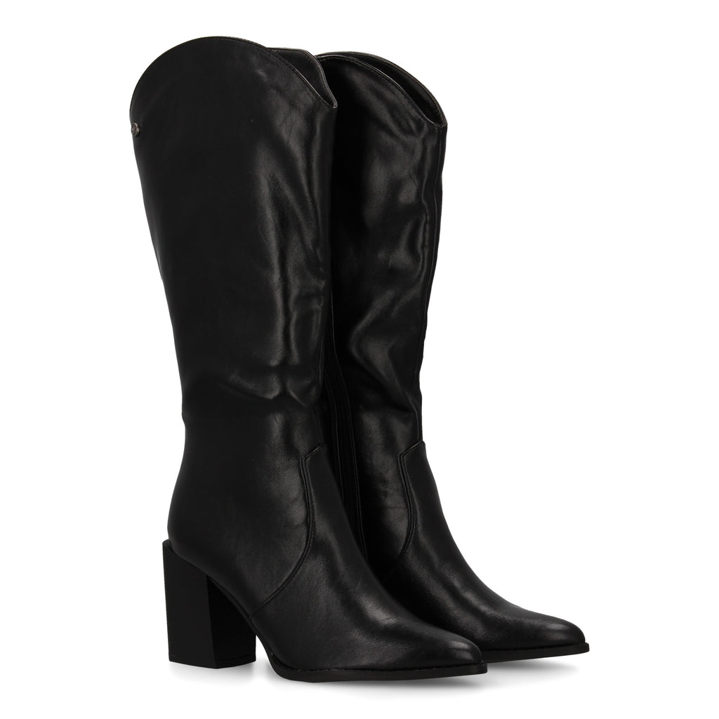 Bota negra con tacón