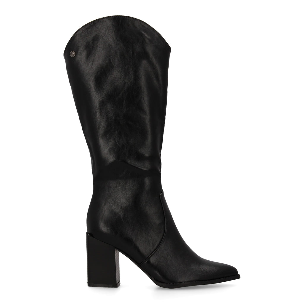 Bota negra con tacón