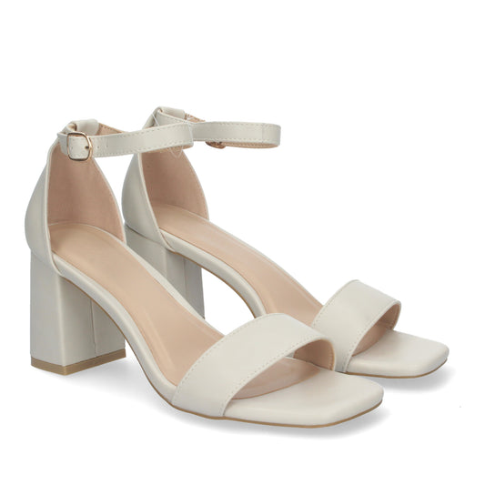 Cyrena White Elegance – Sandalia Blanca de Tacón con Pala Fina y Ankle Strap de Hebilla