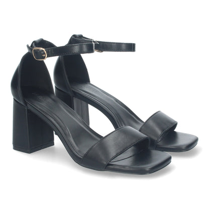 Cyrena Midnight Grace – Sandalia Negra de Tacón con Pala Fina y Ankle Strap de Hebilla