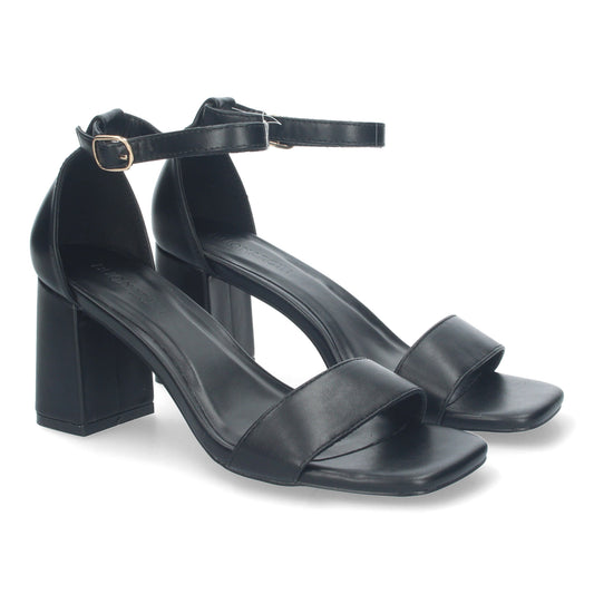 Cyrena Midnight Grace – Sandalia Negra de Tacón con Pala Fina y Ankle Strap de Hebilla
