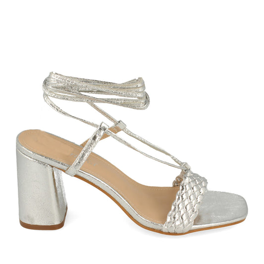 Cyrena Silver Shine – Sandalia Plateada de Tacón con Pala Trenzada y Tiras Ankle Strap