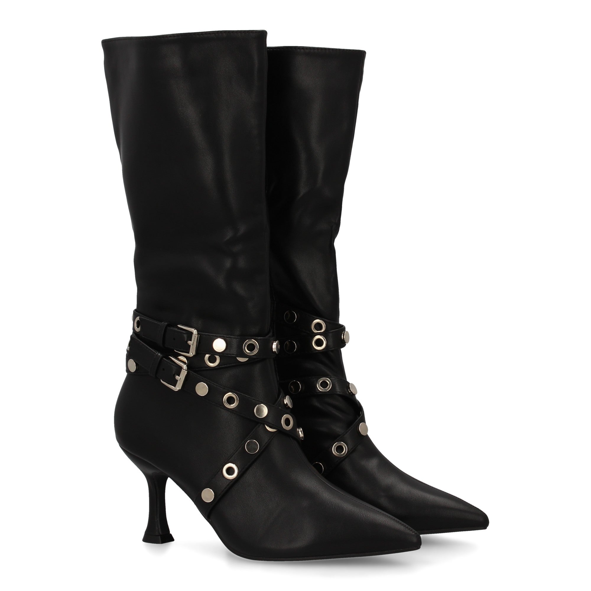 Bota negra con tacón fino detalle tachuelas