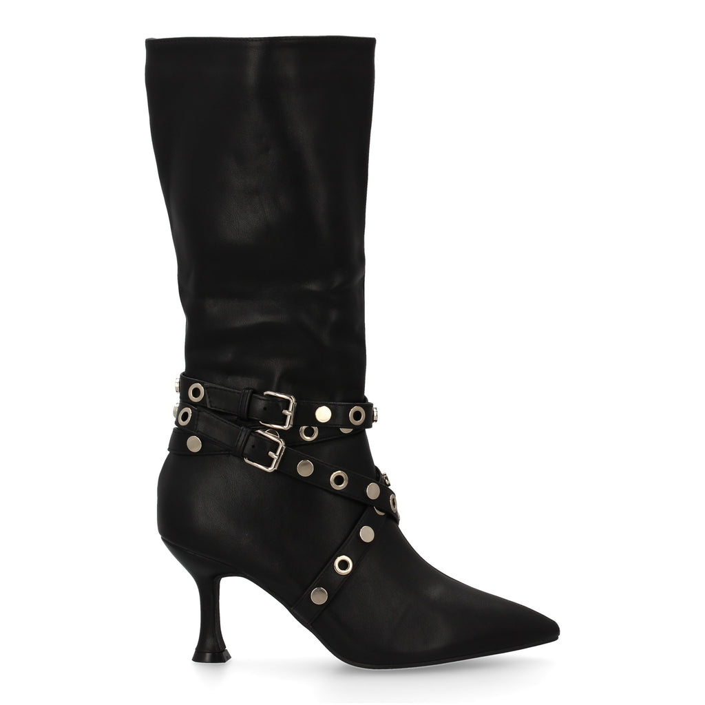 Bota negra con tacón fino detalle tachuelas