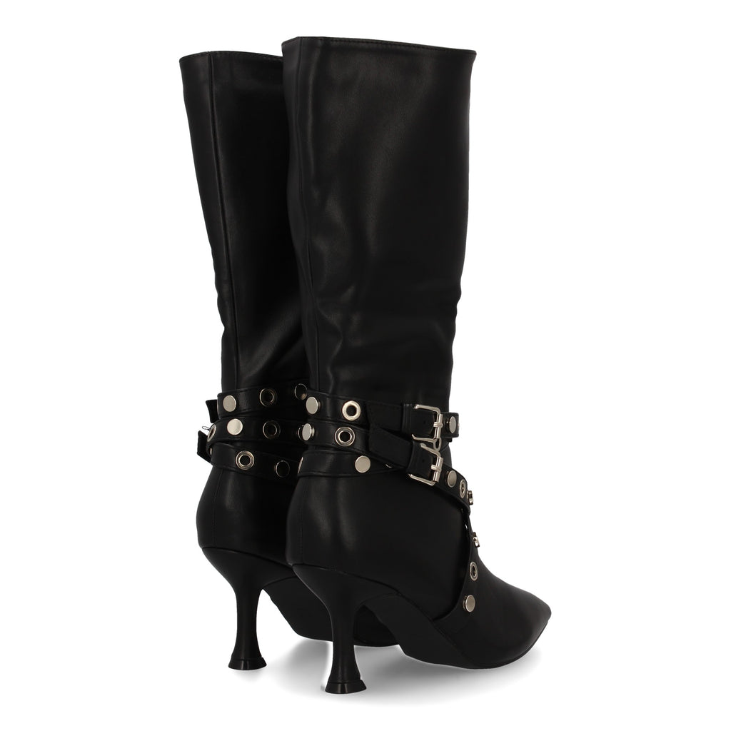 Bota negra con tacón fino detalle tachuelas