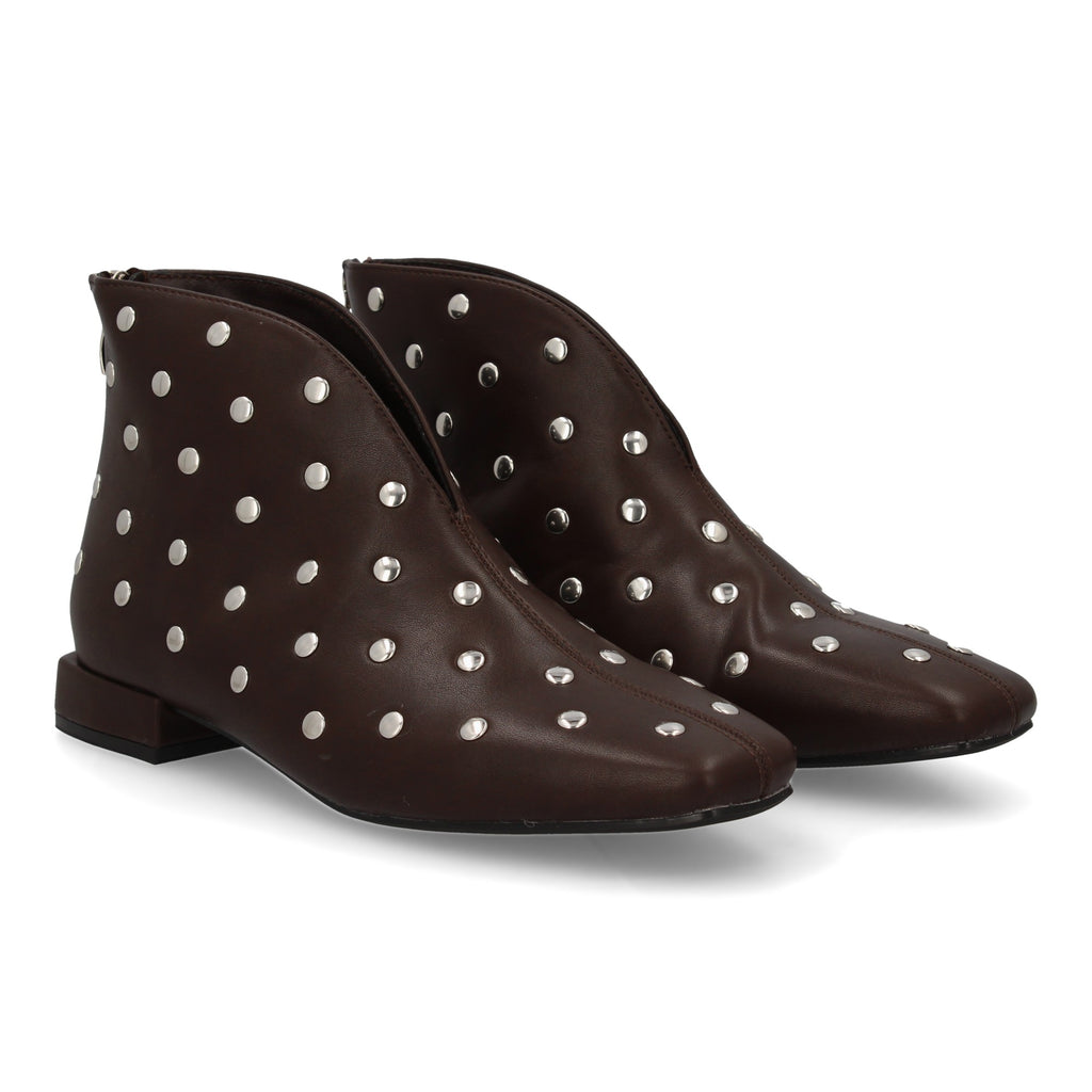 botin con tachuelas y tacon bajo