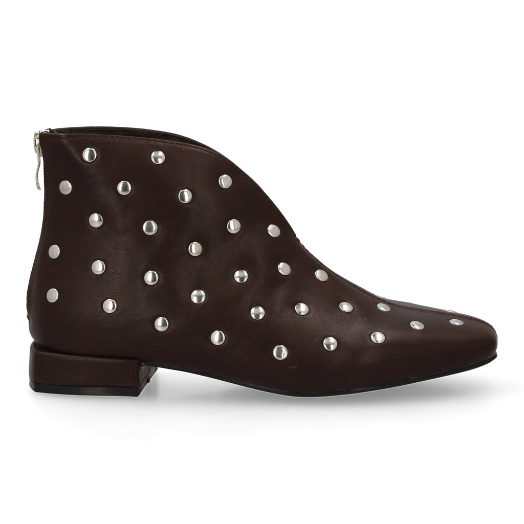botin con tachuelas y tacon bajo