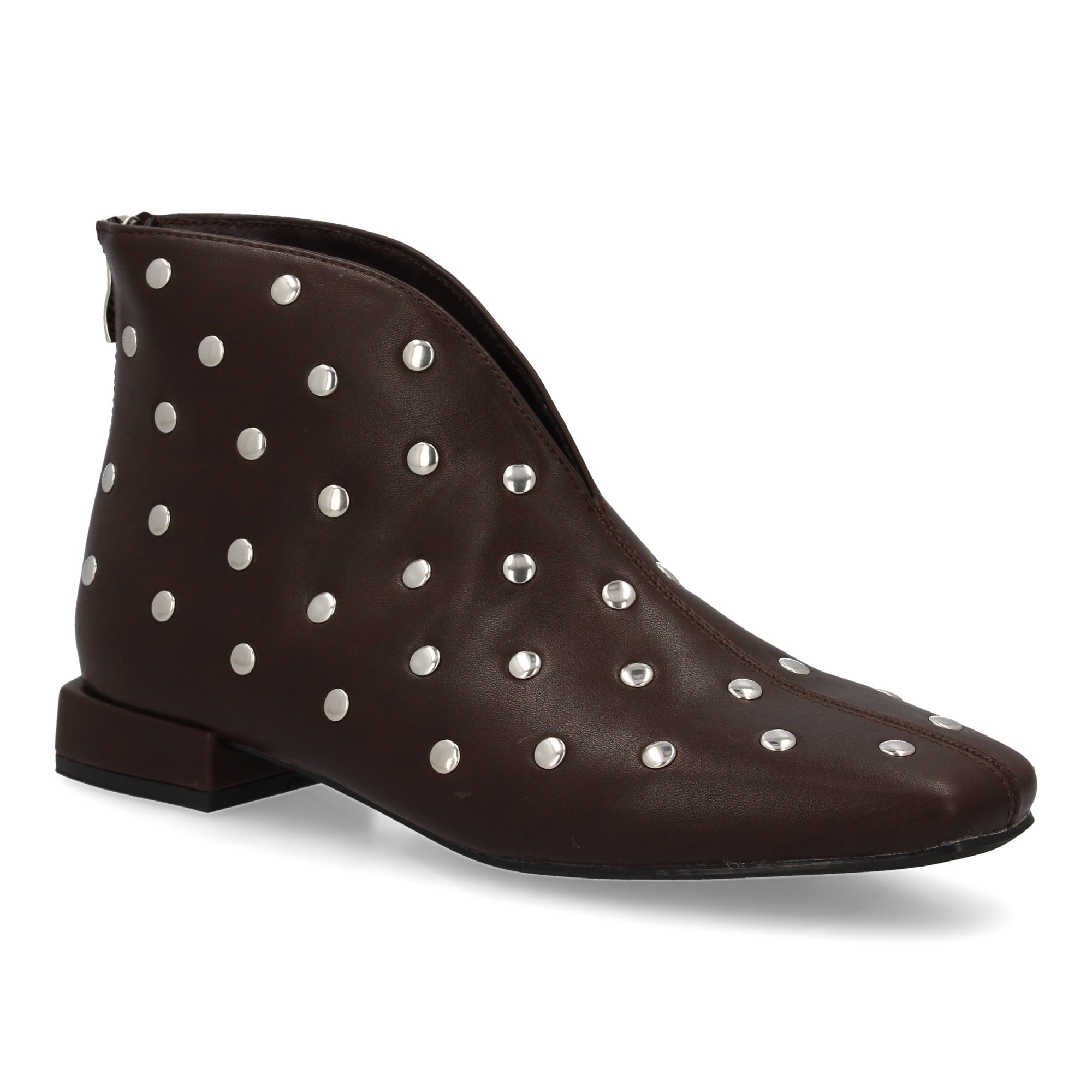 botin con tachuelas y tacon bajo