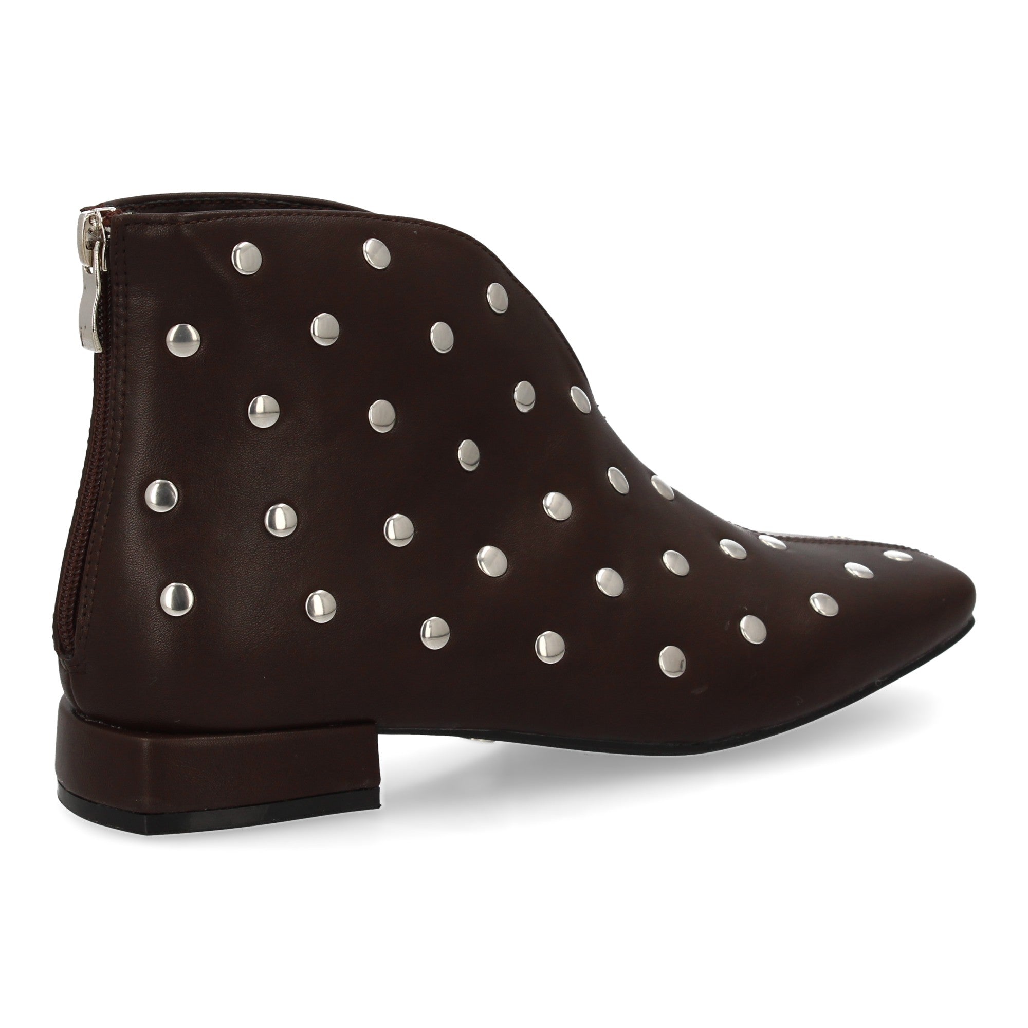 botin con tachuelas y tacon bajo