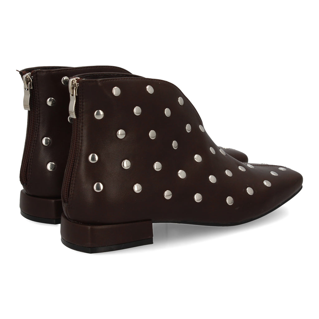 botin con tachuelas y tacon bajo