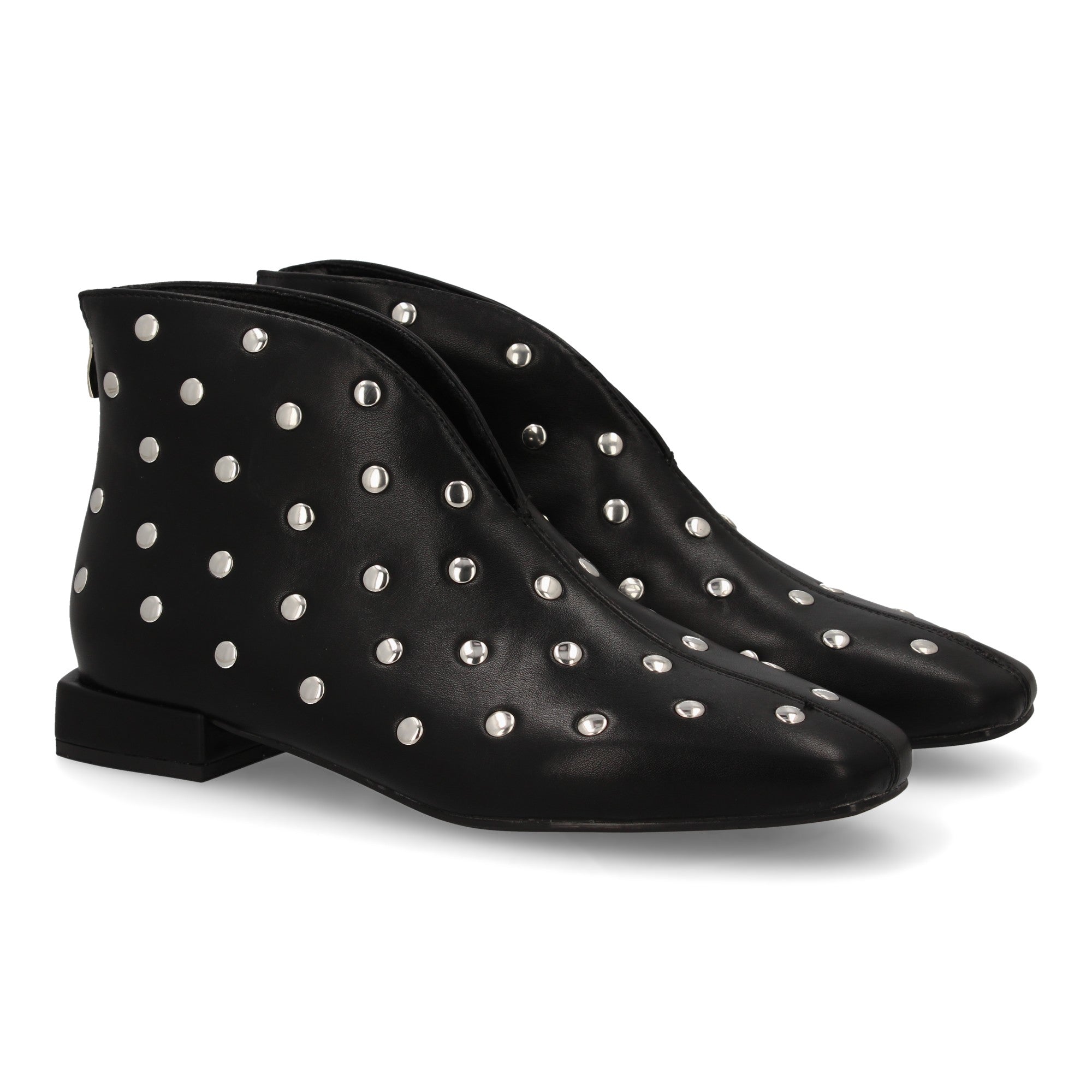 botin con tachuelas y tacon bajo