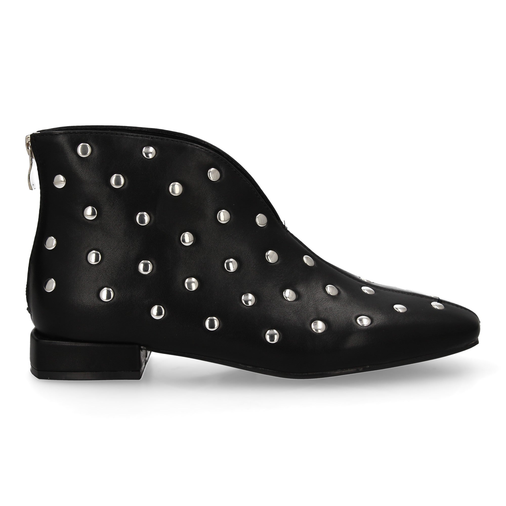 botin con tachuelas y tacon bajo