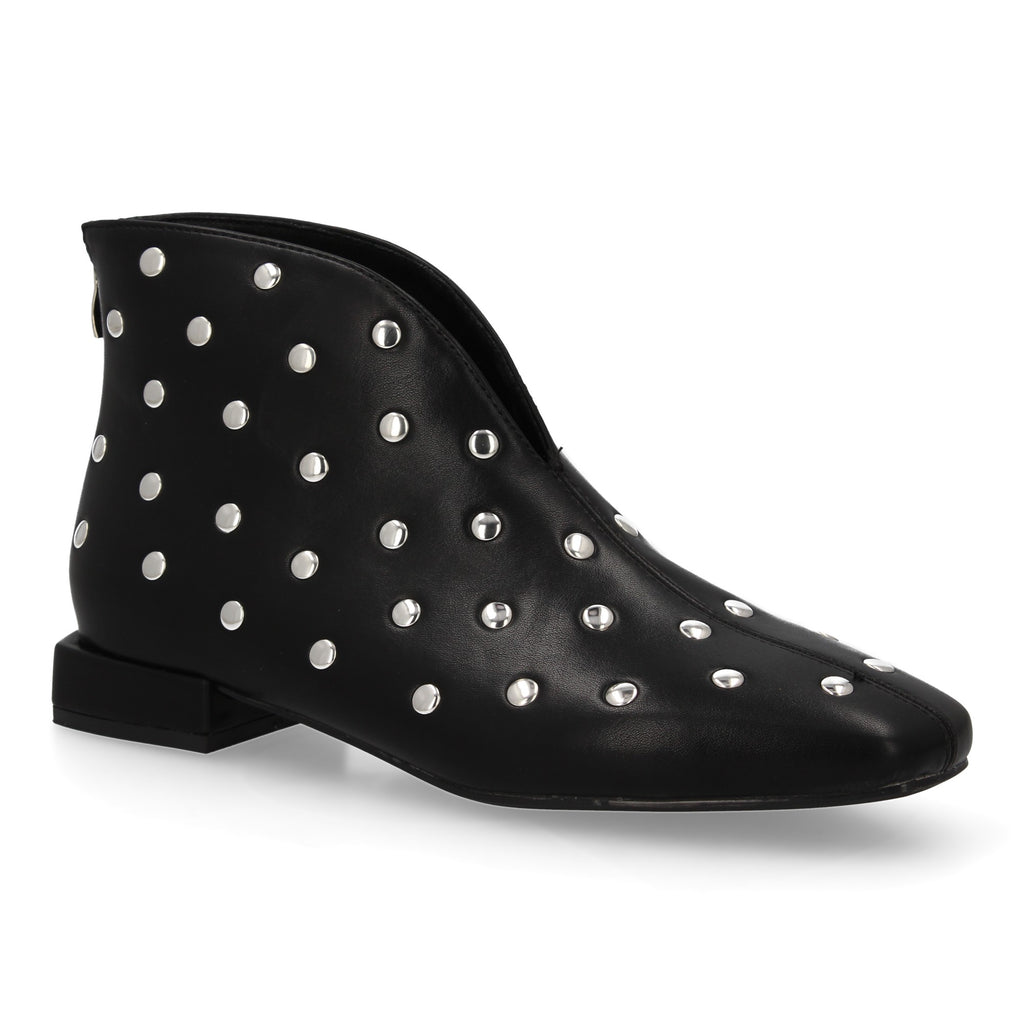 botin con tachuelas y tacon bajo