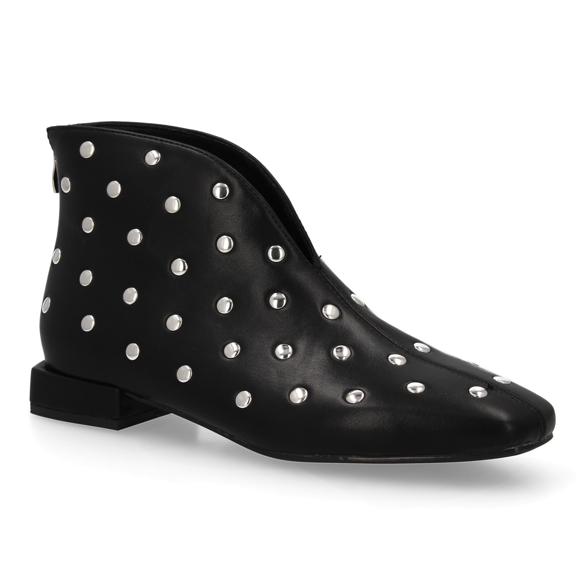 botin con tachuelas y tacon bajo