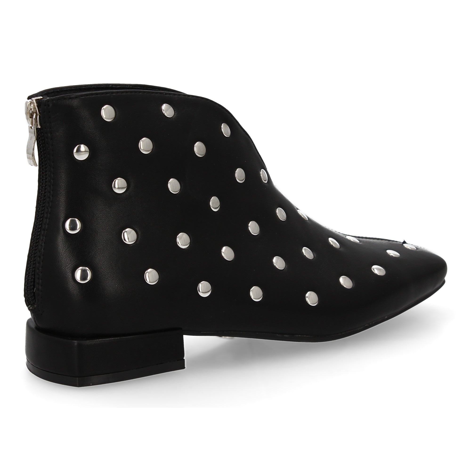 botin con tachuelas y tacon bajo