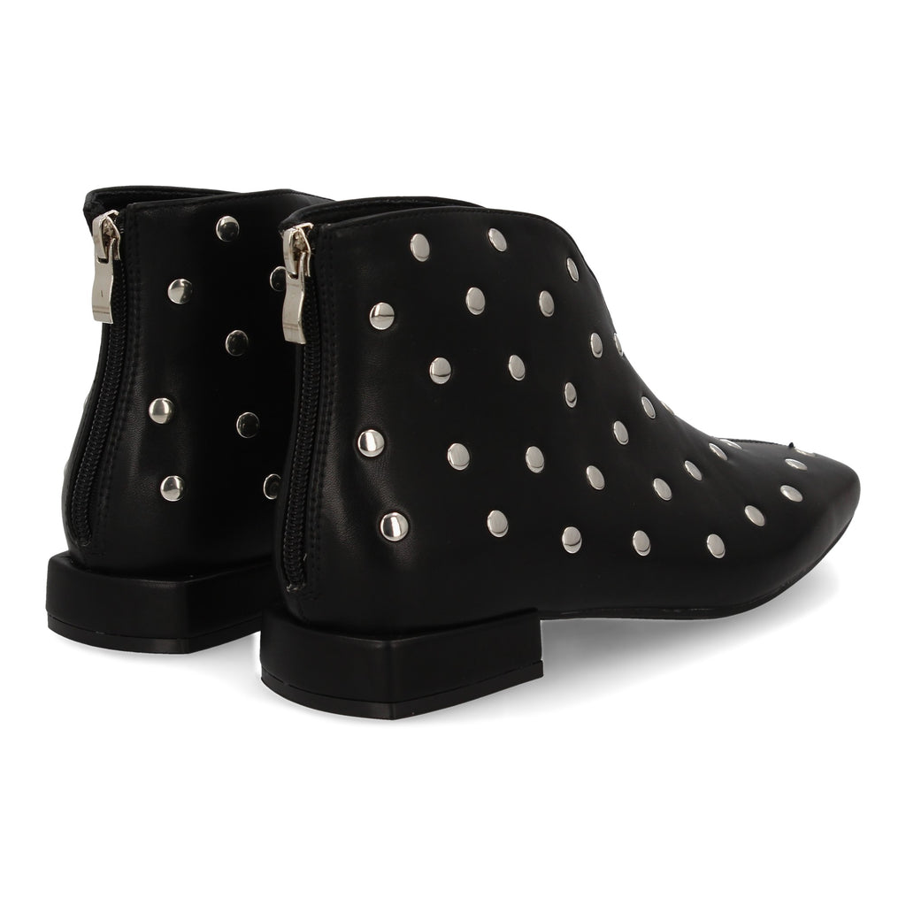 botin con tachuelas y tacon bajo