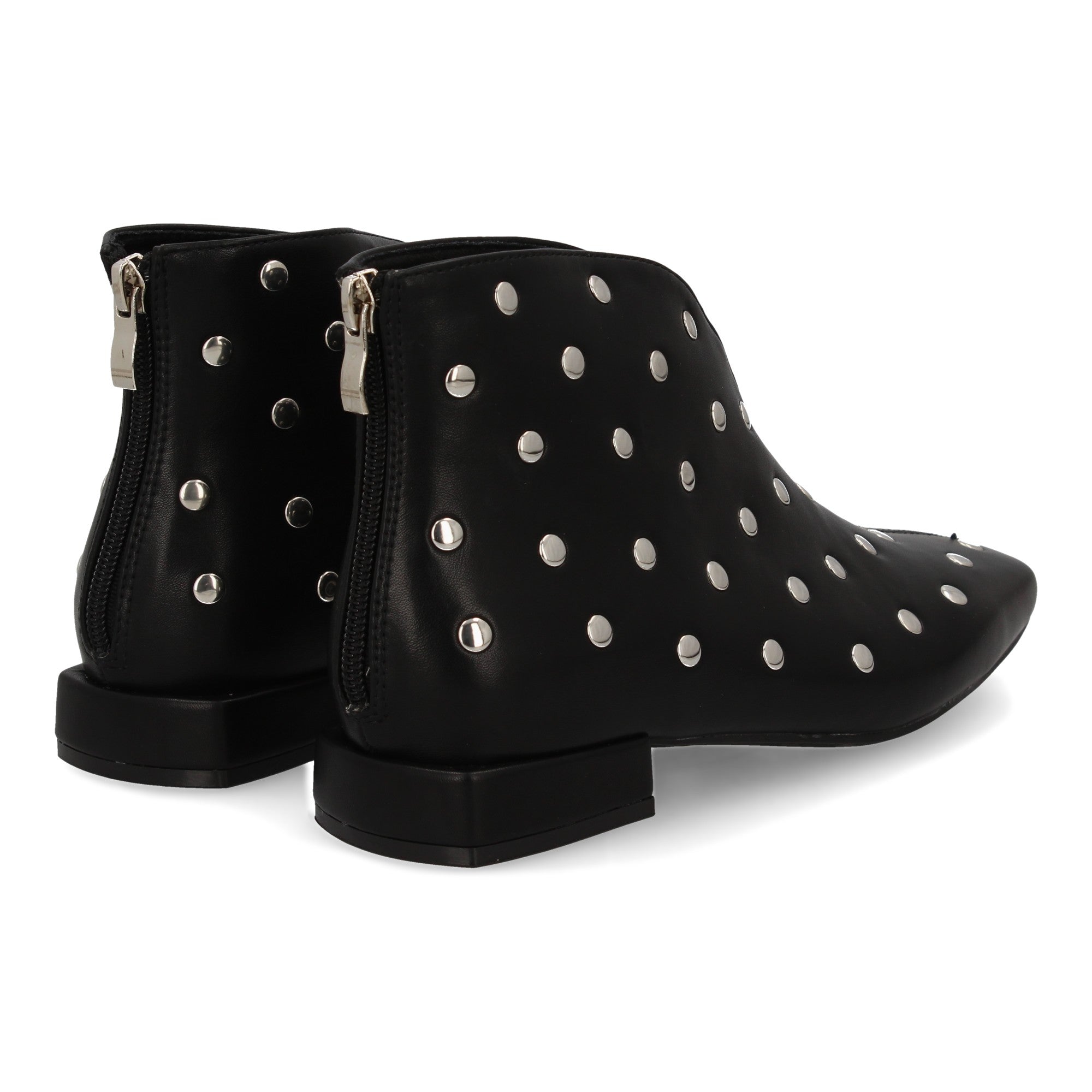 botin con tachuelas y tacon bajo