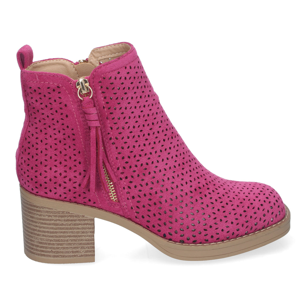 Botines fucsia con diseño perforado