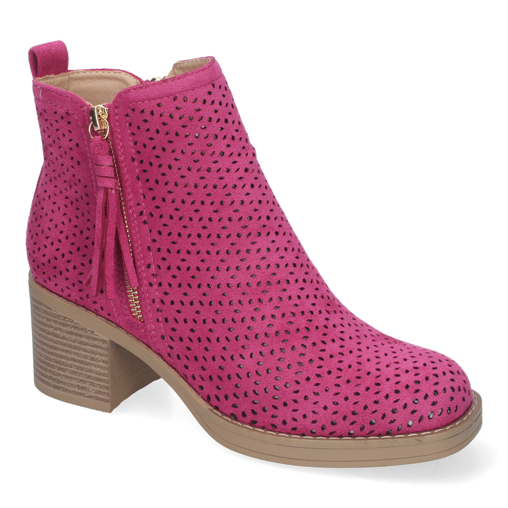 Botines fucsia con diseño perforado