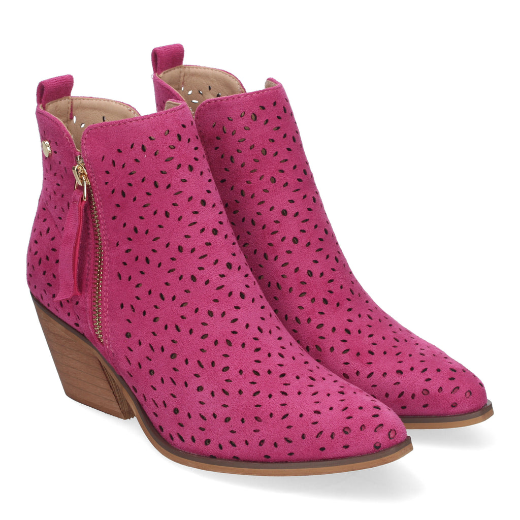 Botines fucsia con diseño perforado