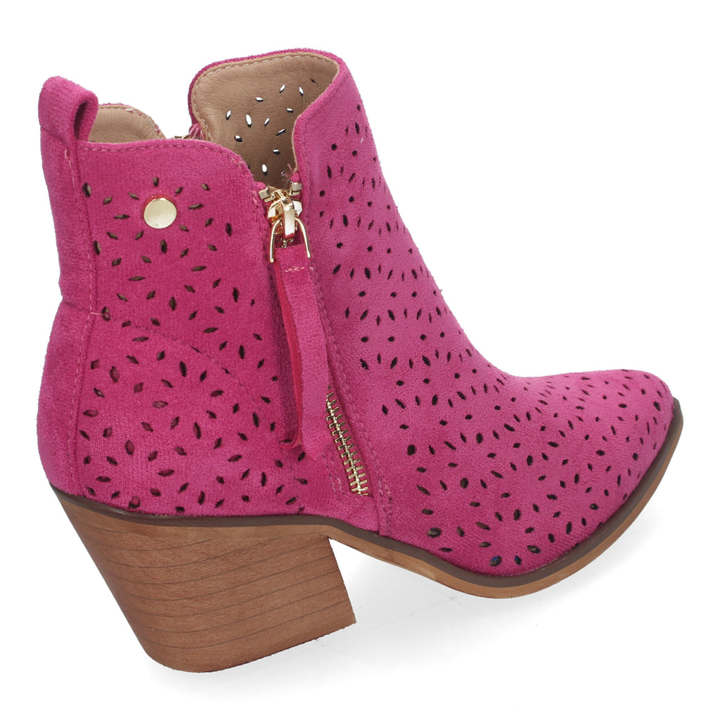 Botines fucsia con diseño perforado