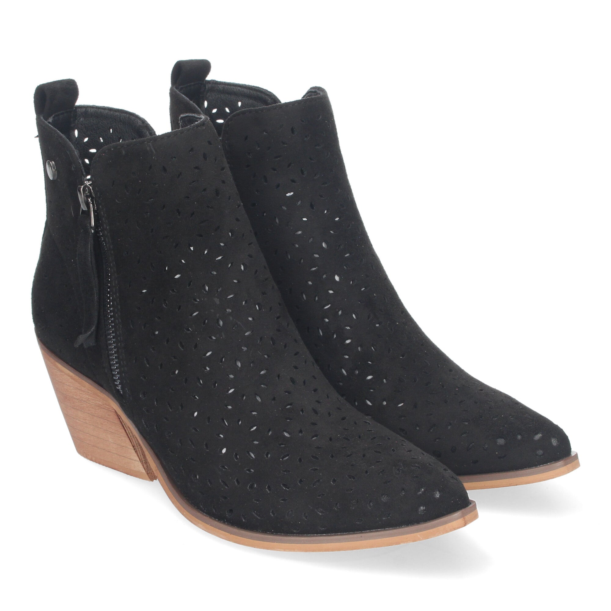 botin negro con diseño perforado