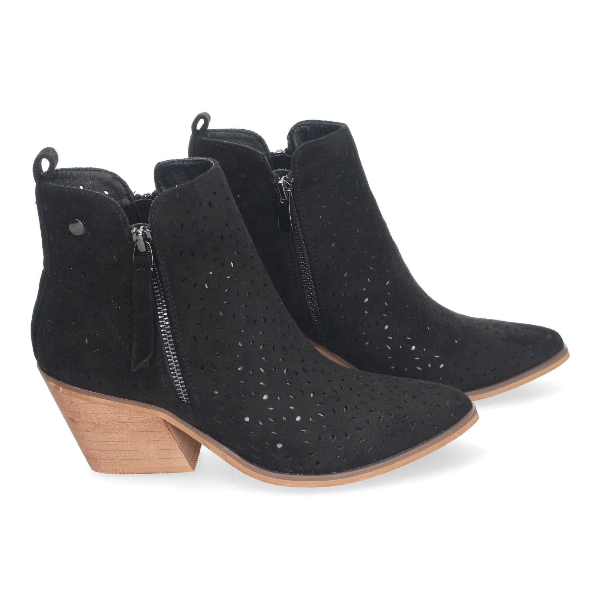 botin negro con diseño perforado