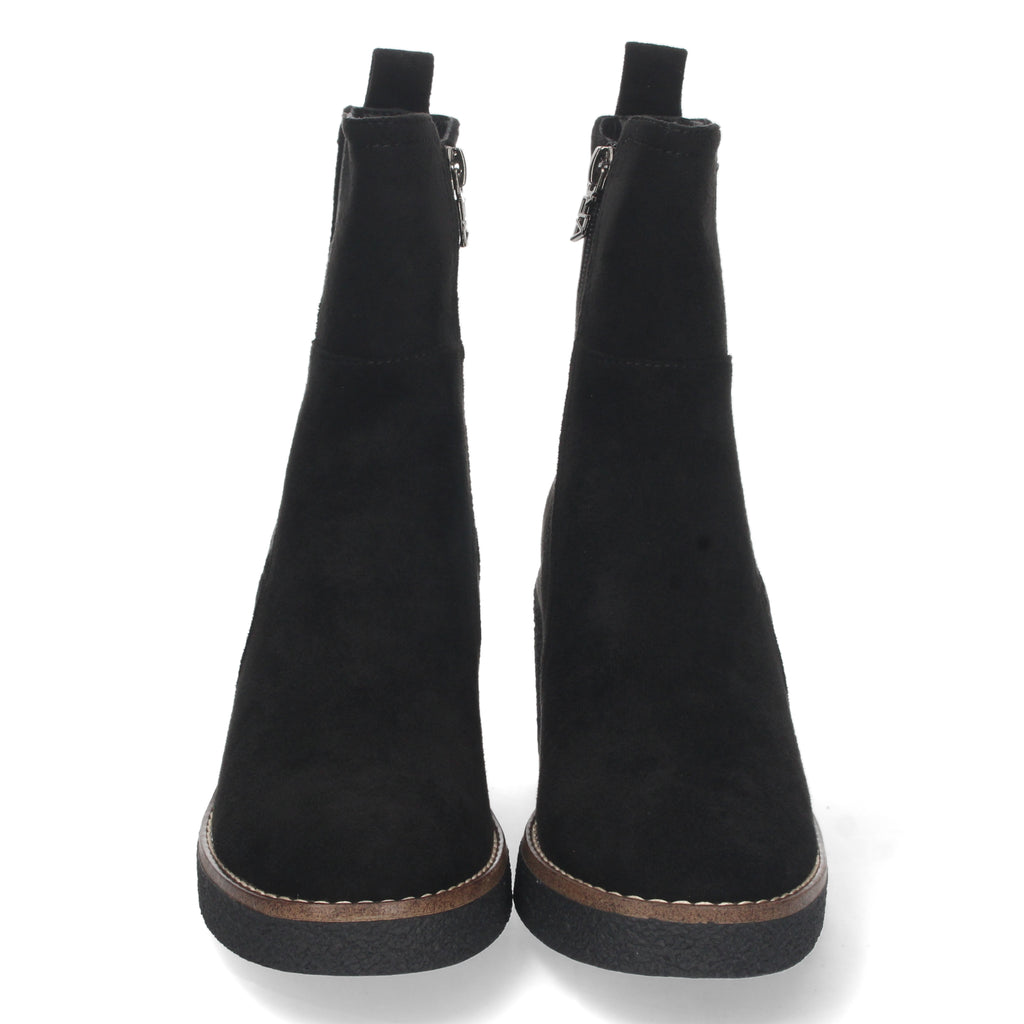 Botin negro con diseño elástico