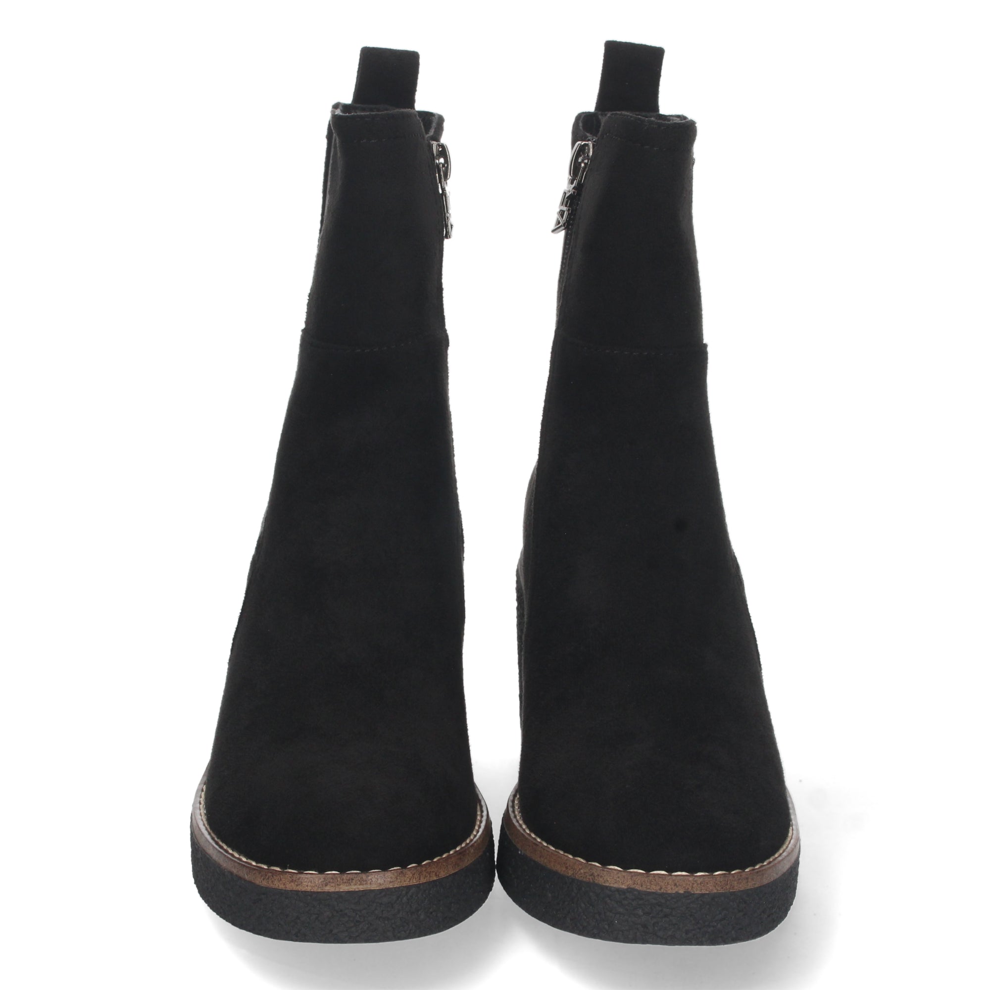 Botin negro con diseño elástico