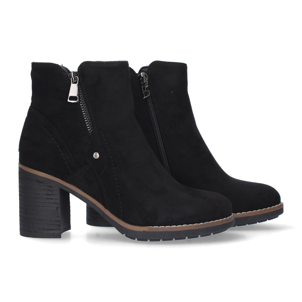 Botin negro con detalle tachuela