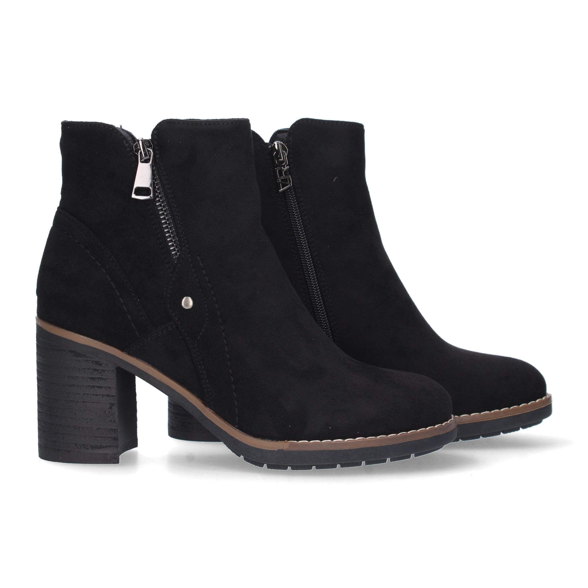 Botin negro con detalle tachuela