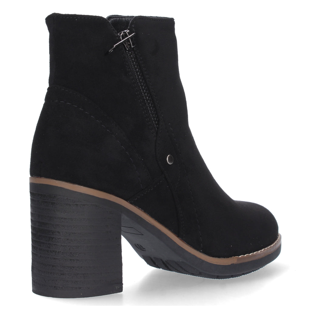 Botin negro con detalle tachuela