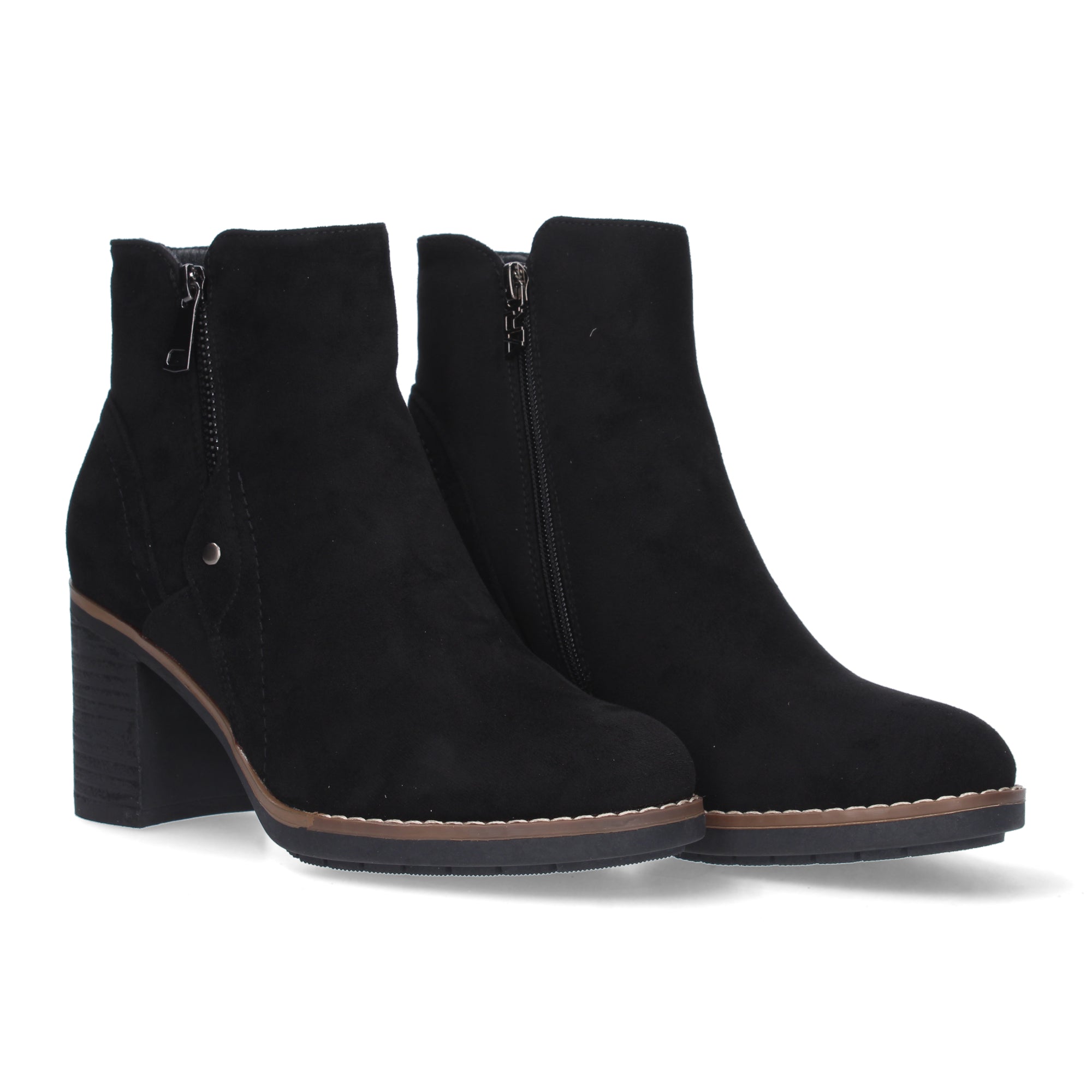 Botin negro con detalle tachuela