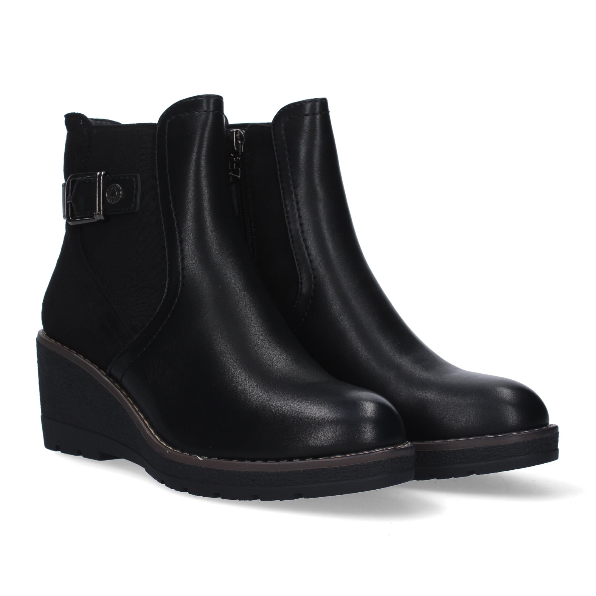 Botin negro con detalle hebilla