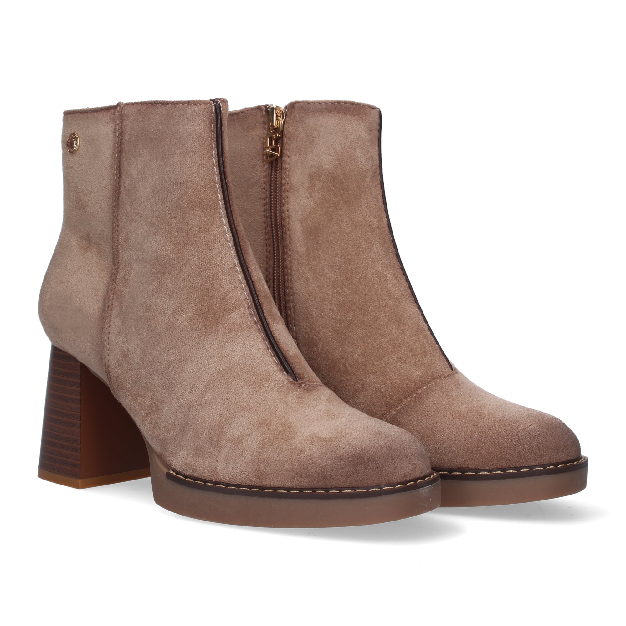botines beige con adorno tachuela