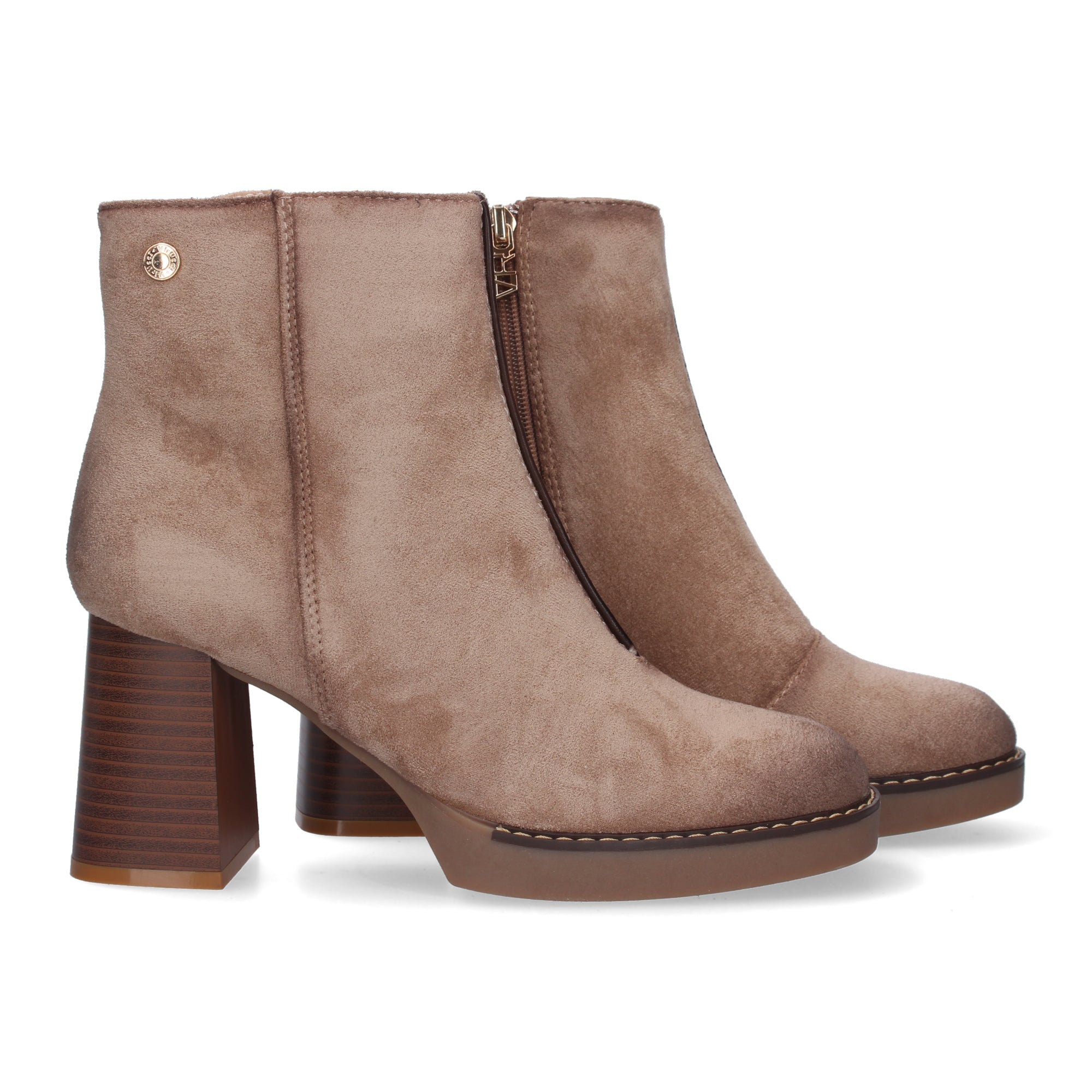 botines beige con adorno tachuela