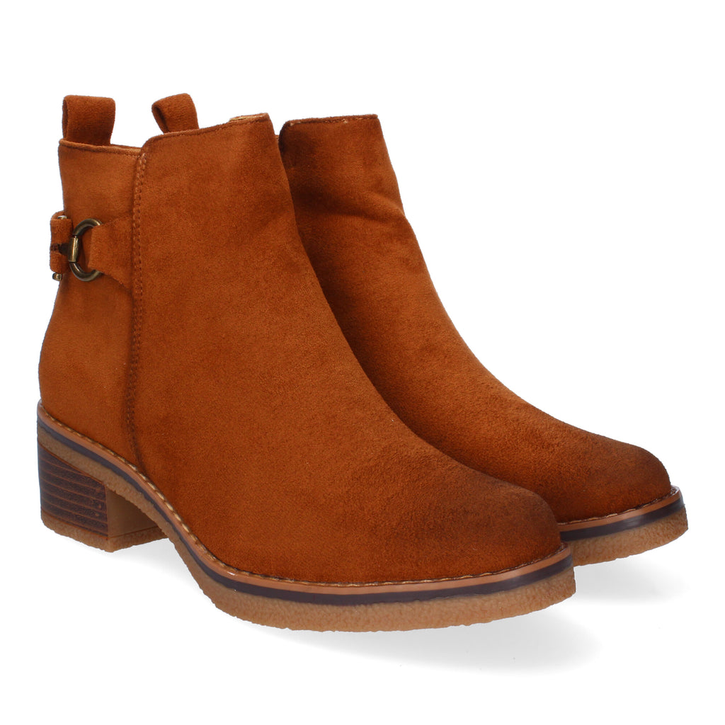 Botines cuero con adorno metálico