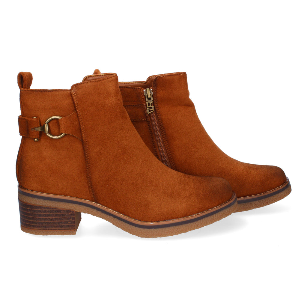 Botines cuero con adorno metálico