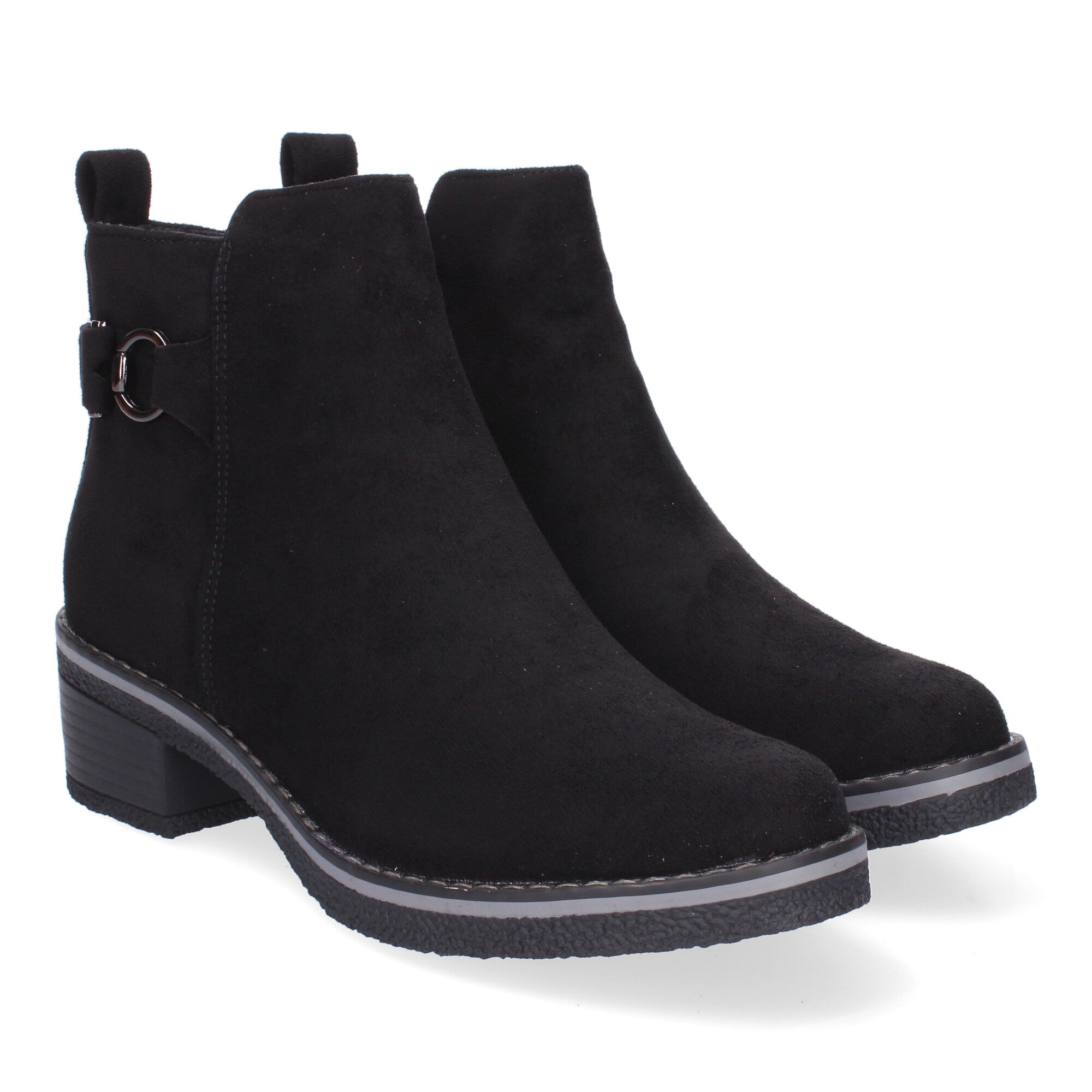 Botines negros con adorno metálico
