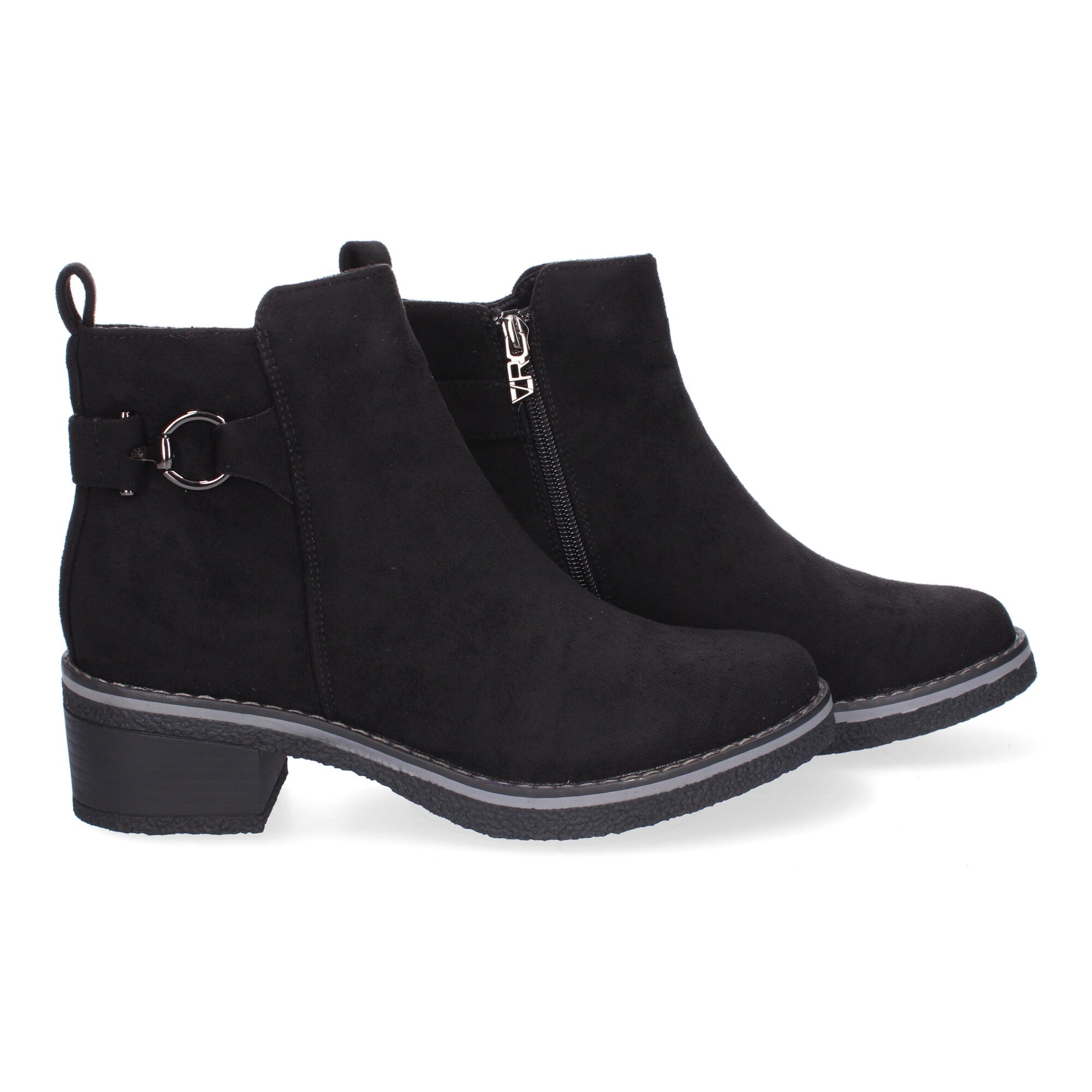 Botines negros con adorno metálico