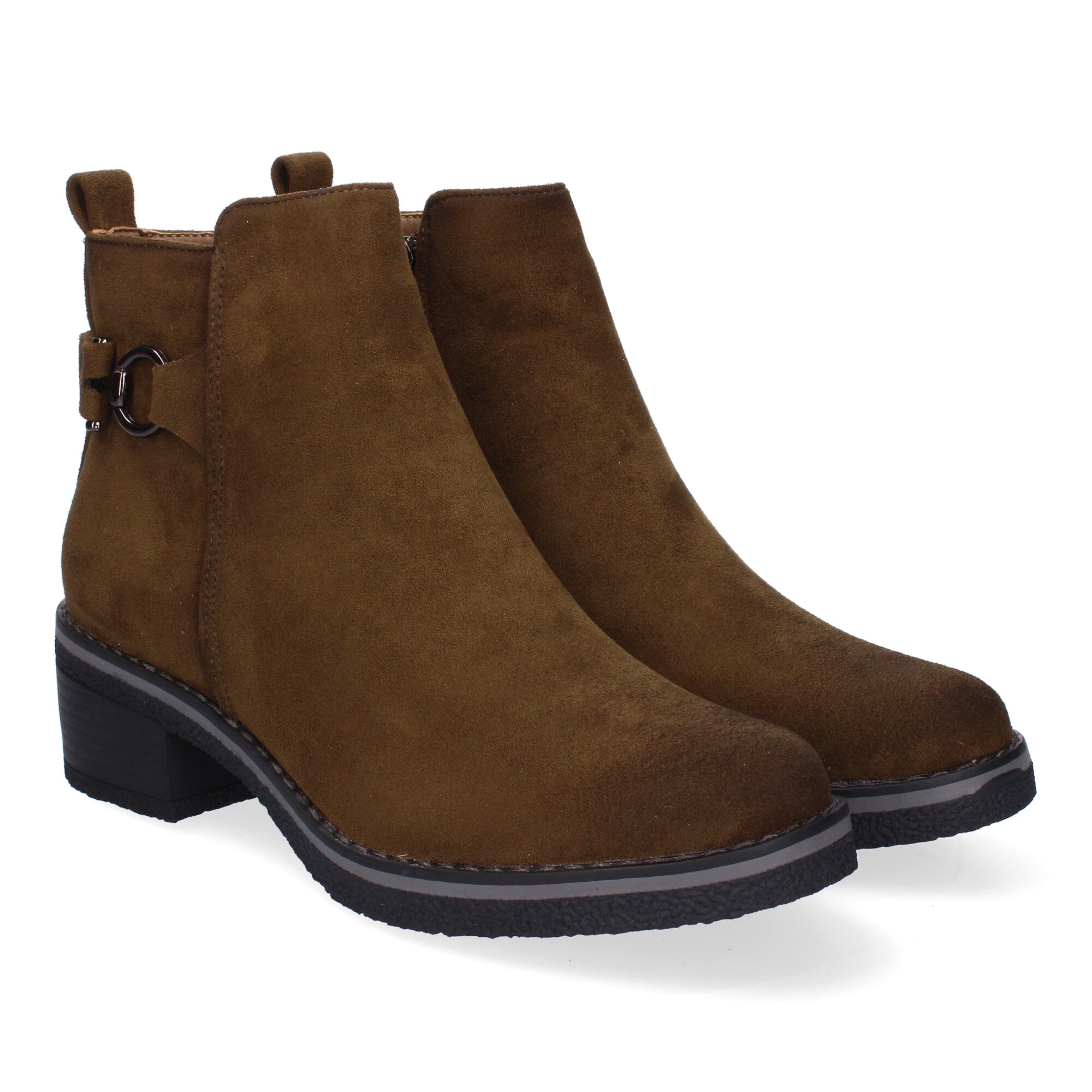 Botines verde con adorno metálico