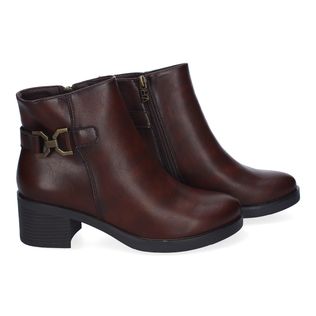 Botines marrones con adorno metálico