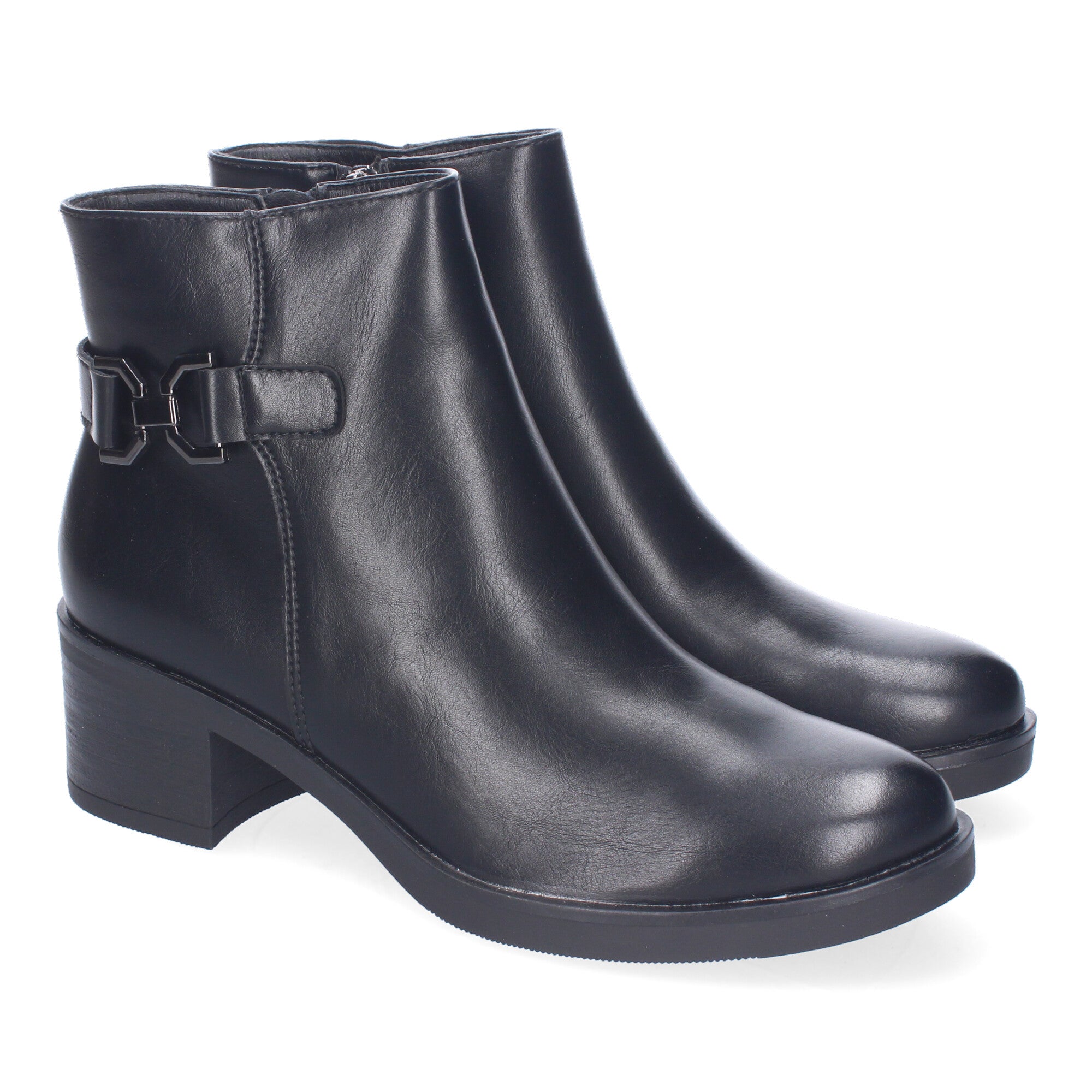 Botines negros con adorno metálico