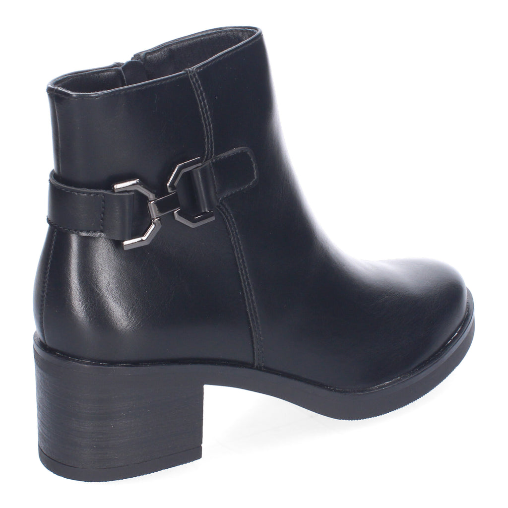 Botines negros con adorno metálico