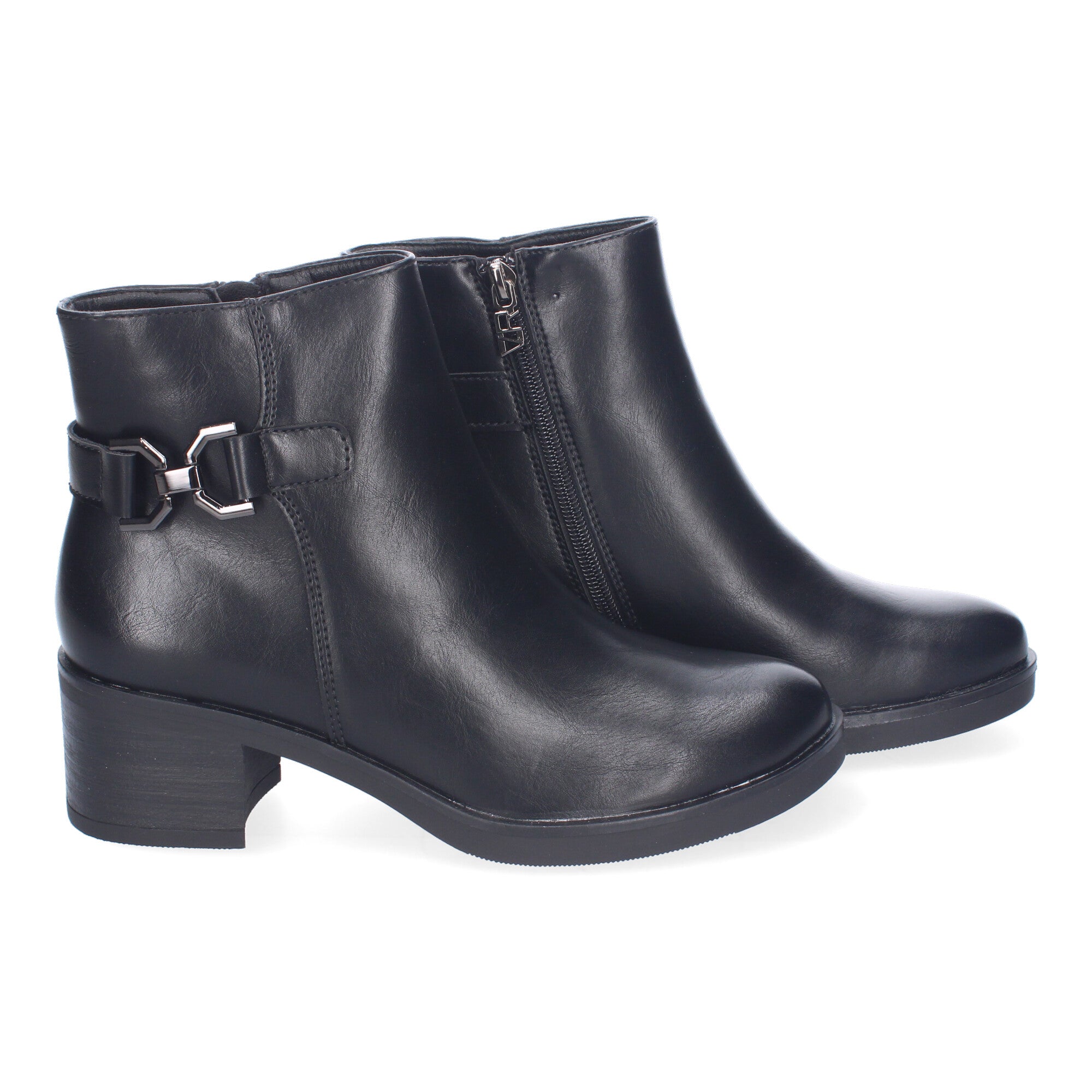 Botines negros con adorno metálico