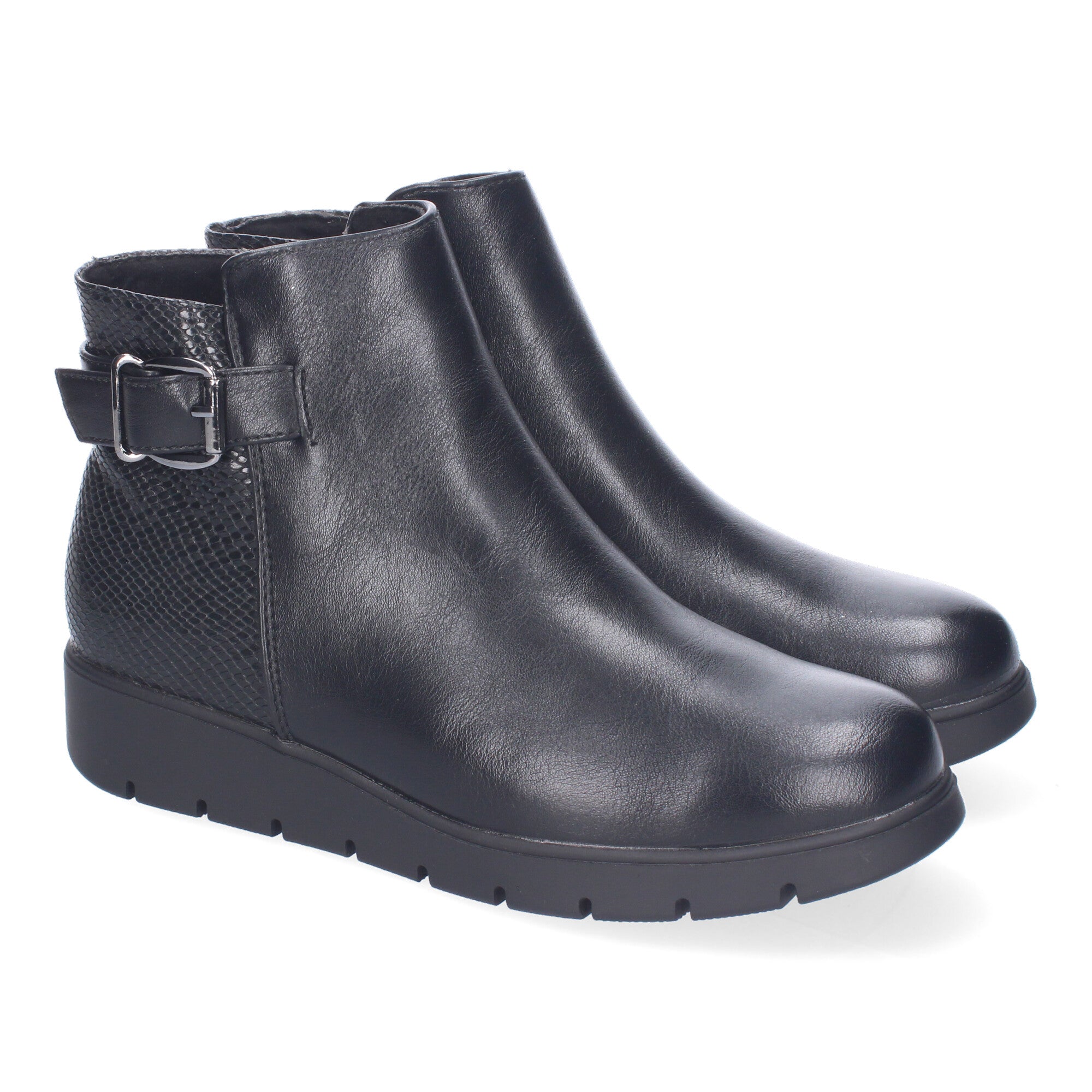 Botines negros con adorno hebilla