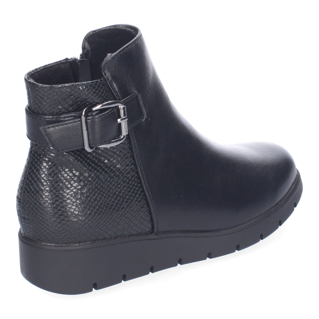Botines negros con adorno hebilla