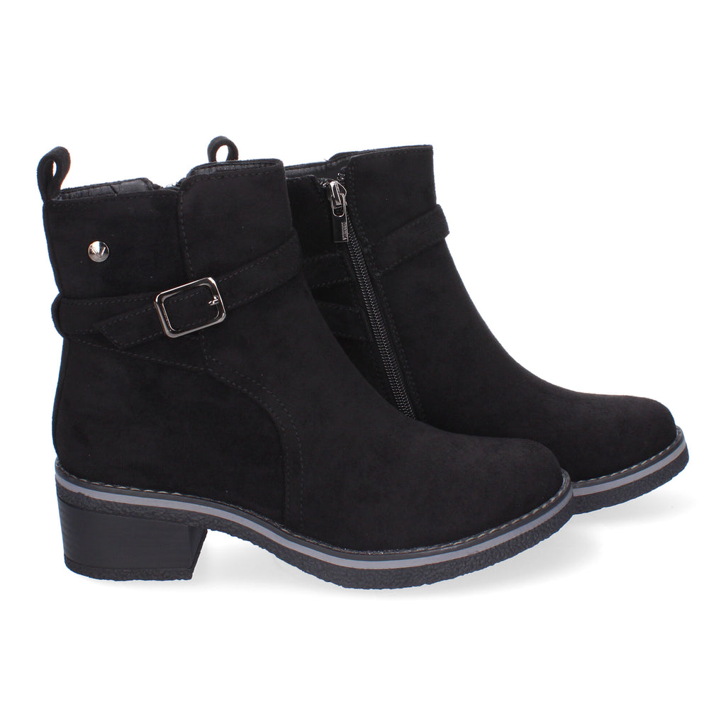Botines negros con detalle hebilla
