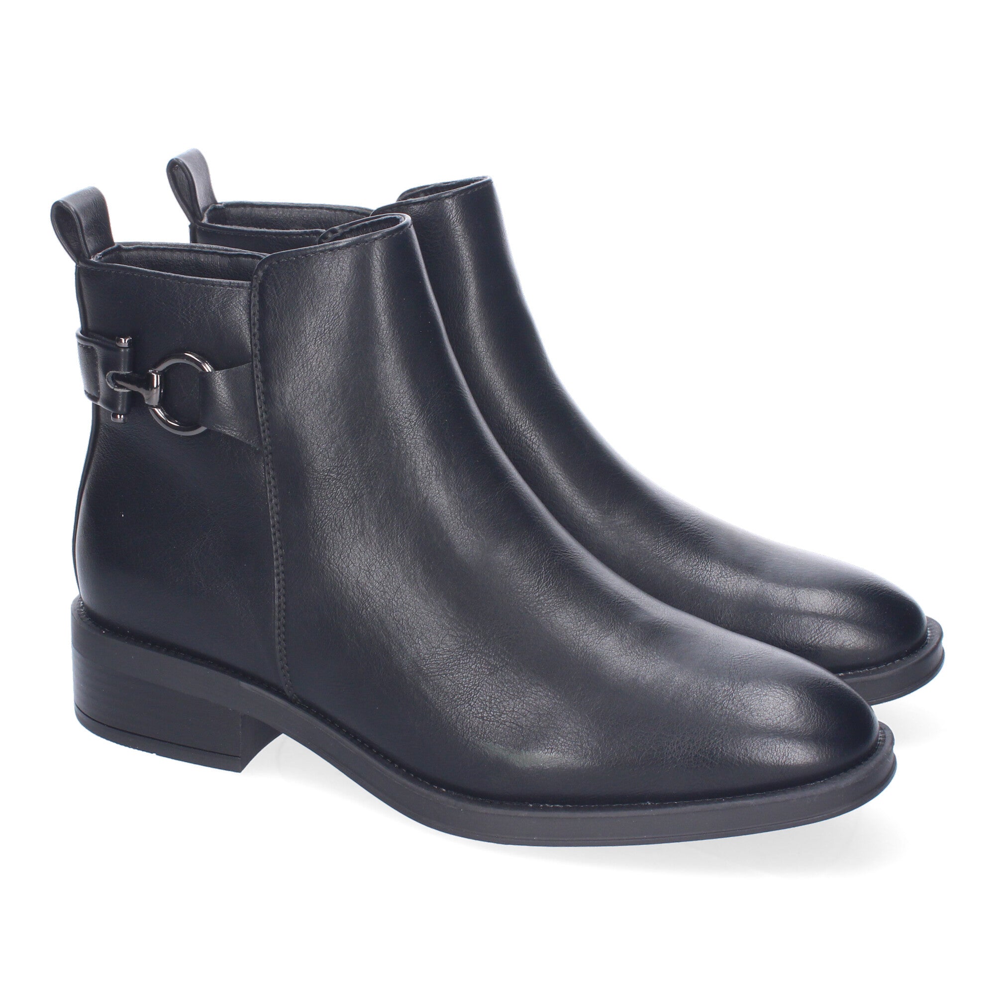 Botin negro con adorno metálico